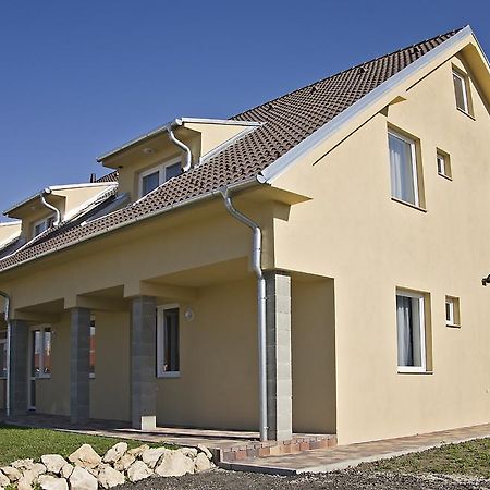 Luca Apartman Sopron Esterno foto